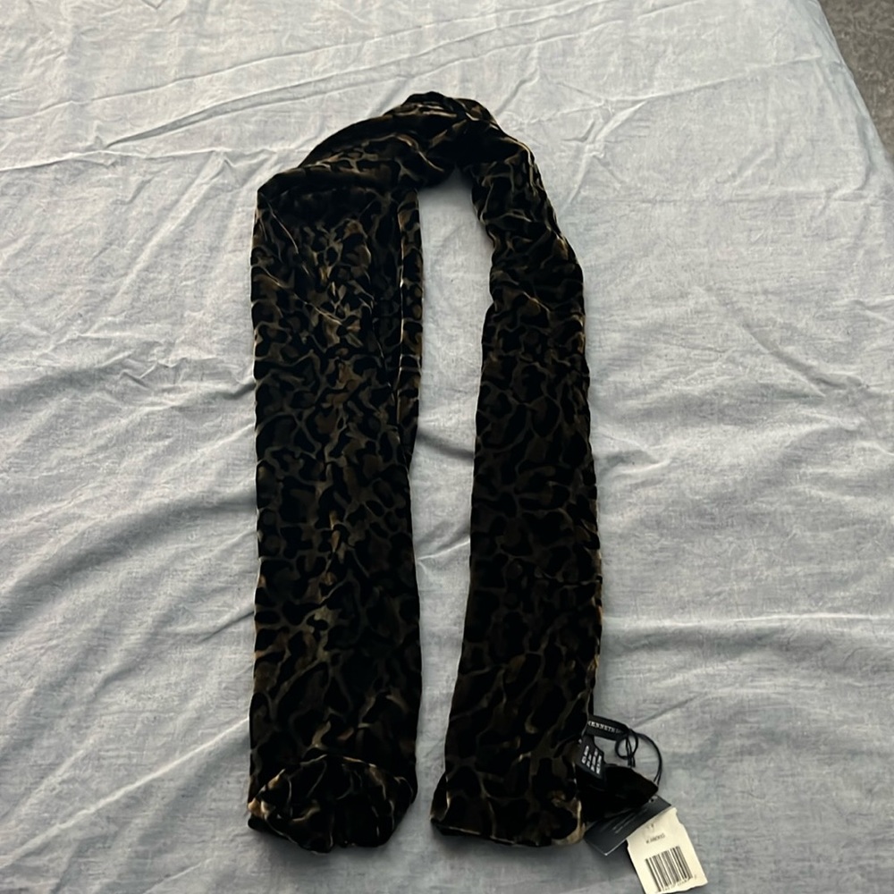 NBW Kenneth Cole Velour tiger print scarf
